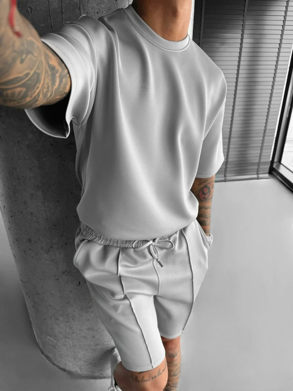 Ensemble t-shirt à manches courtes surdimensionné et shorts à cordon de serrage pour hommes