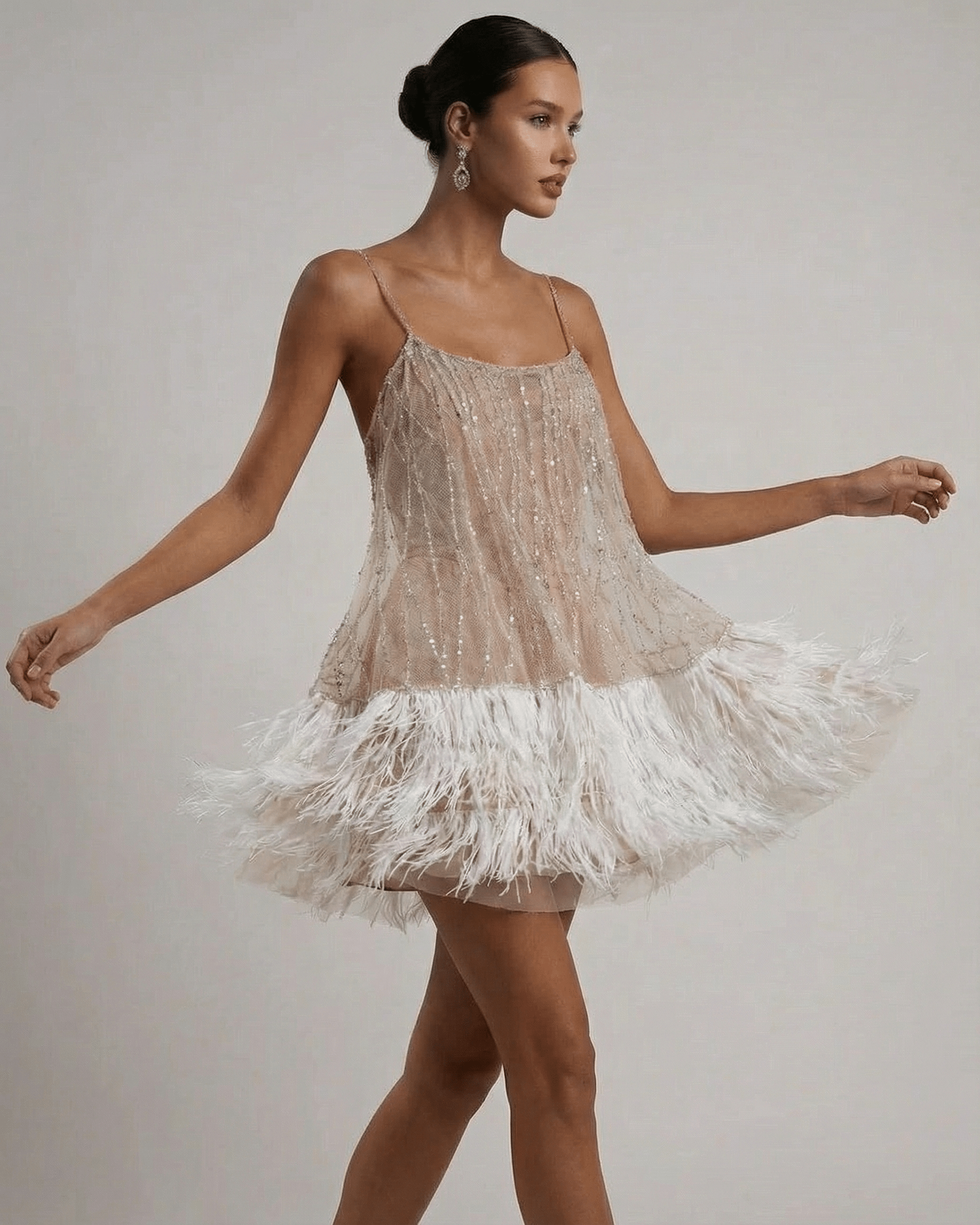 Robe mini à bretelles spaghetti en sequins pour femmes avec bordure en plumes
