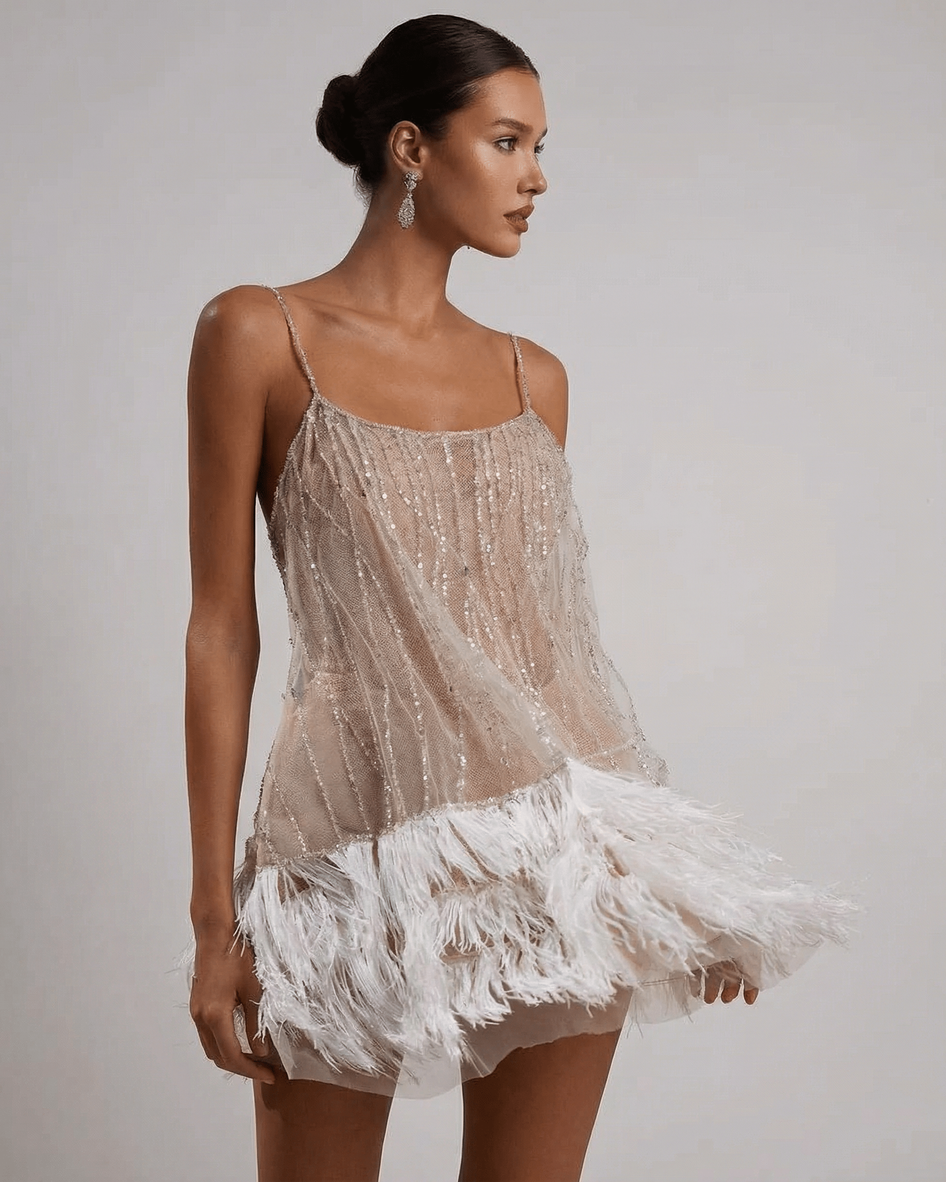 Robe mini à bretelles spaghetti en sequins pour femmes avec bordure en plumes