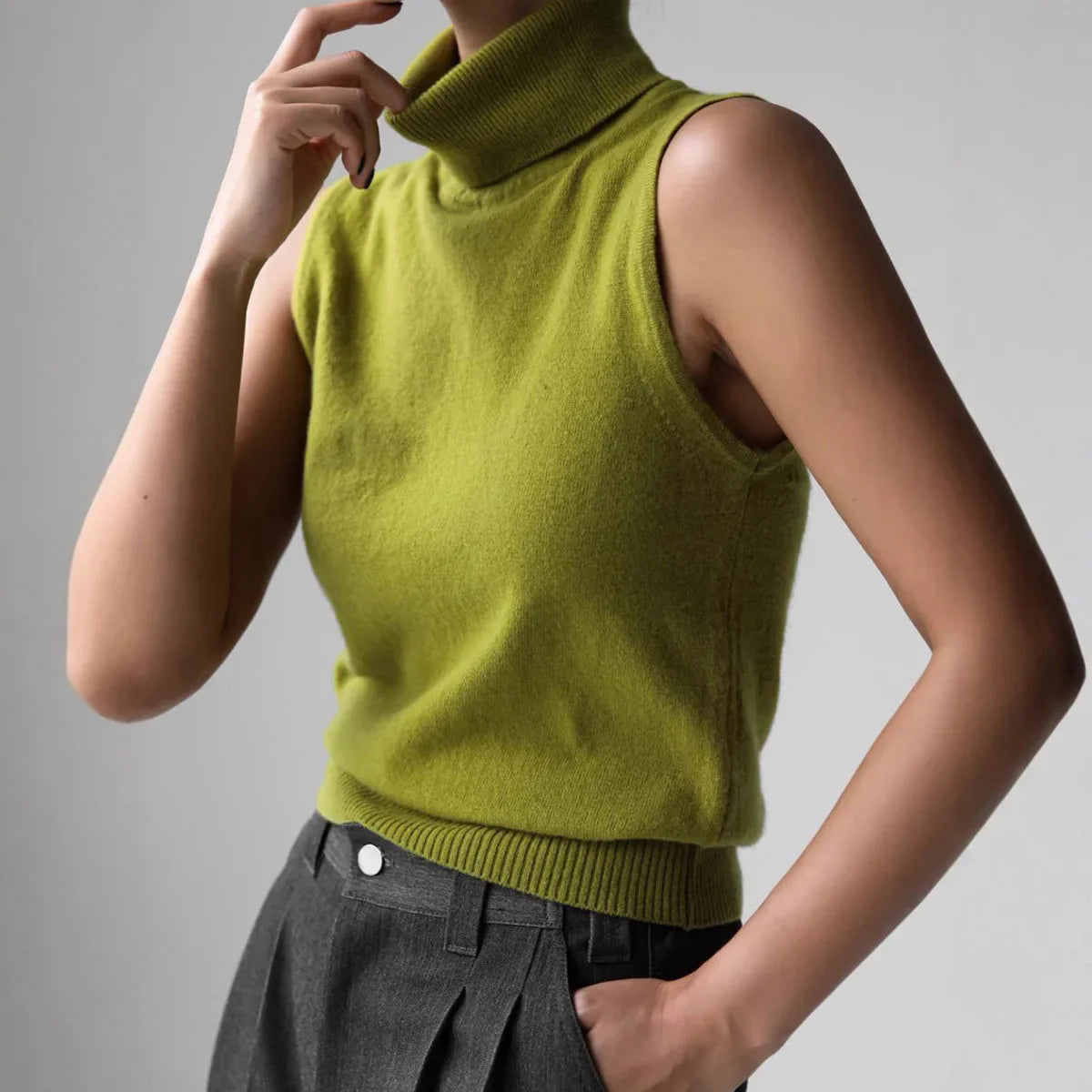 Women’s Sleeveless High-Neck Knit Top – Minimal Tailored Fit