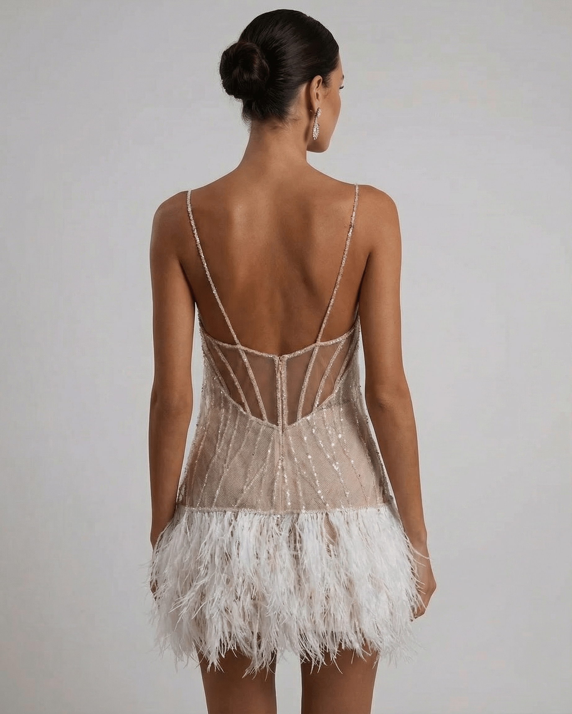 Robe mini à bretelles spaghetti en sequins pour femmes avec bordure en plumes