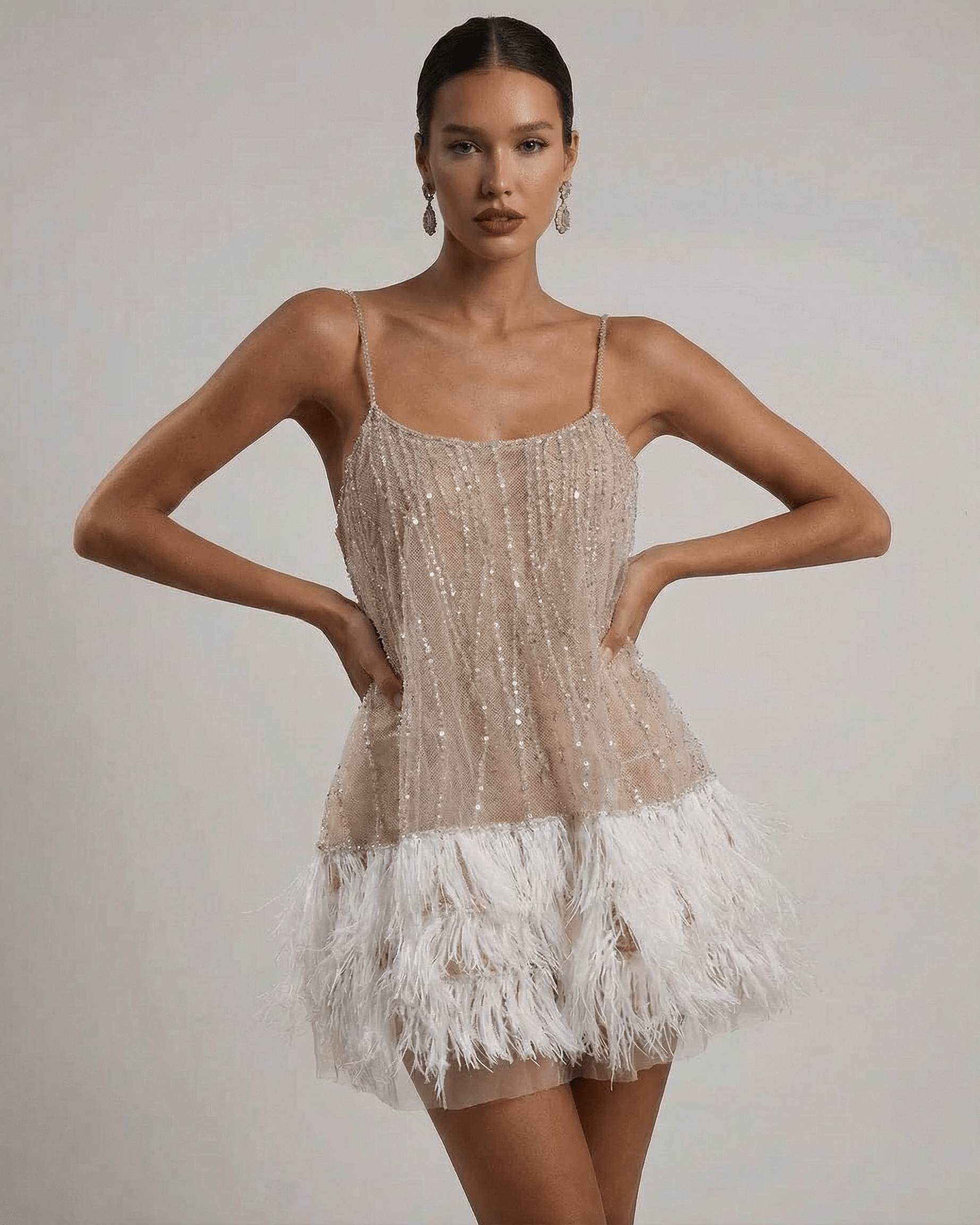 Robe mini à bretelles spaghetti en sequins pour femmes avec bordure en plumes