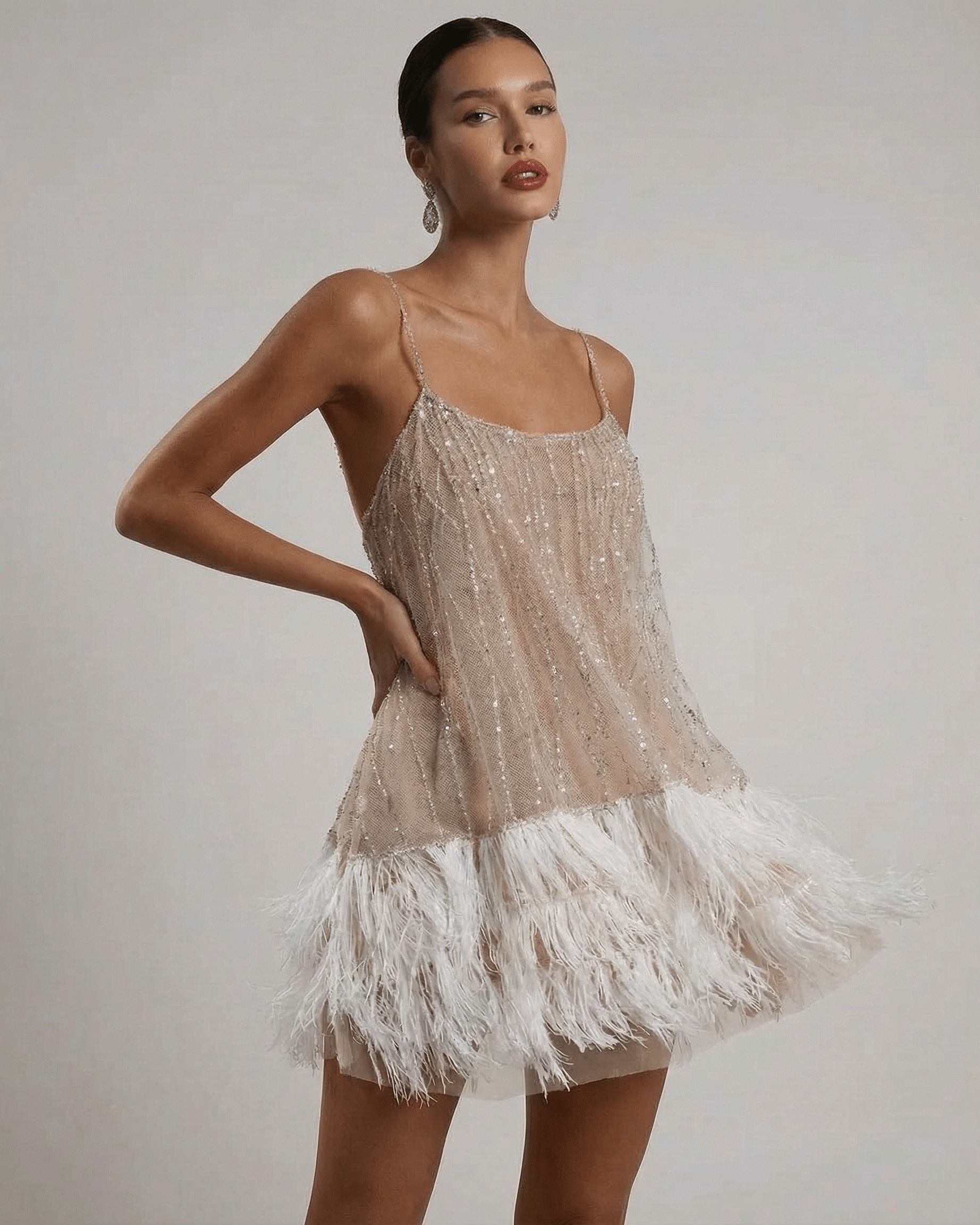 Robe mini à bretelles spaghetti en sequins pour femmes avec bordure en plumes
