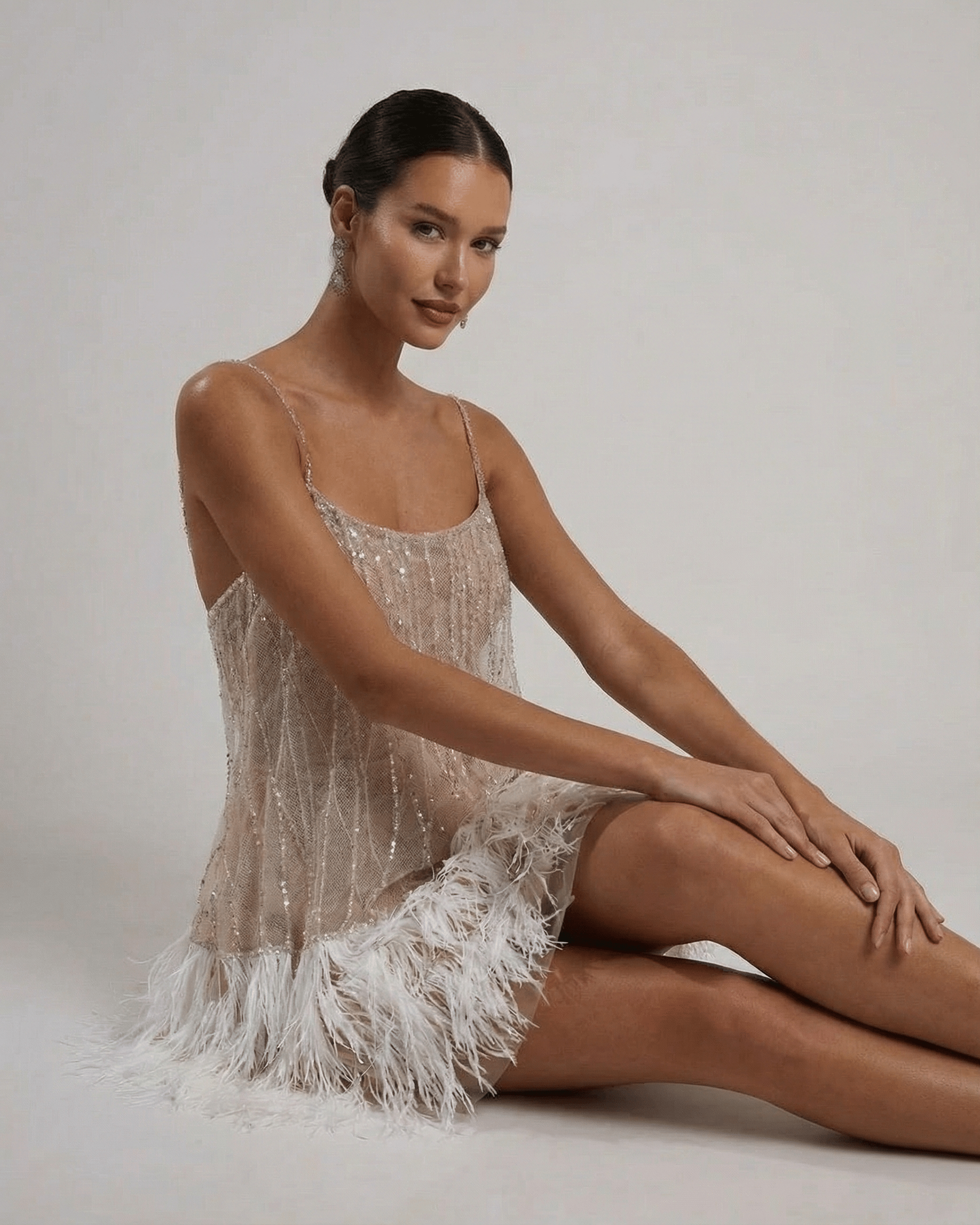 Robe mini à bretelles spaghetti en sequins pour femmes avec bordure en plumes