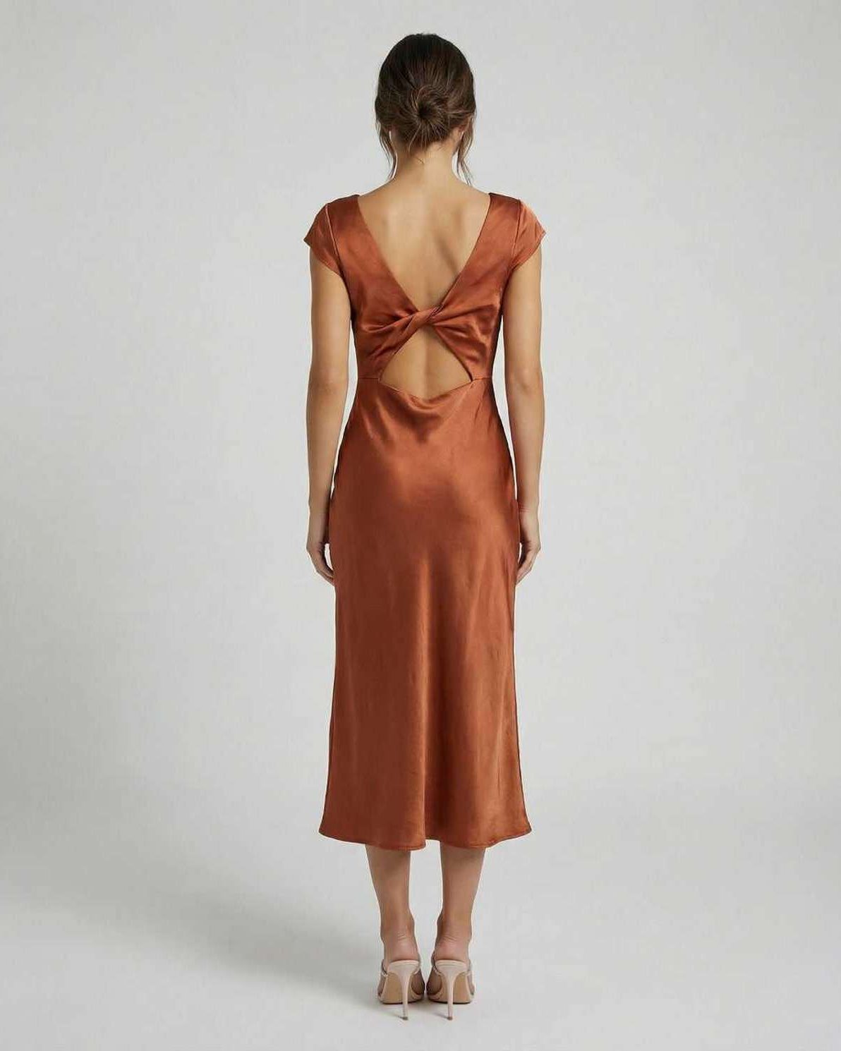 Robe midi à col bateau et manches courtes en satin avec dos torsadé pour femmes